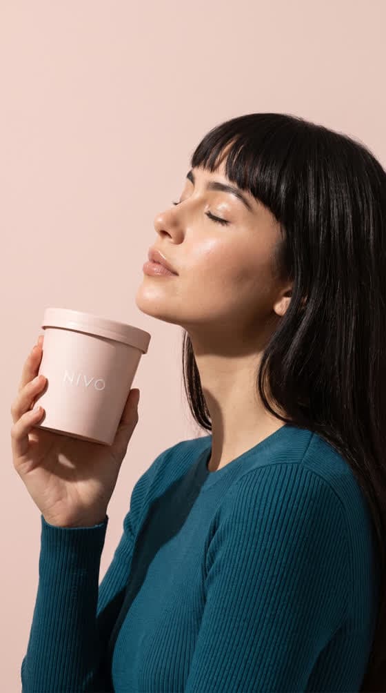 Model holding the Nivo tub