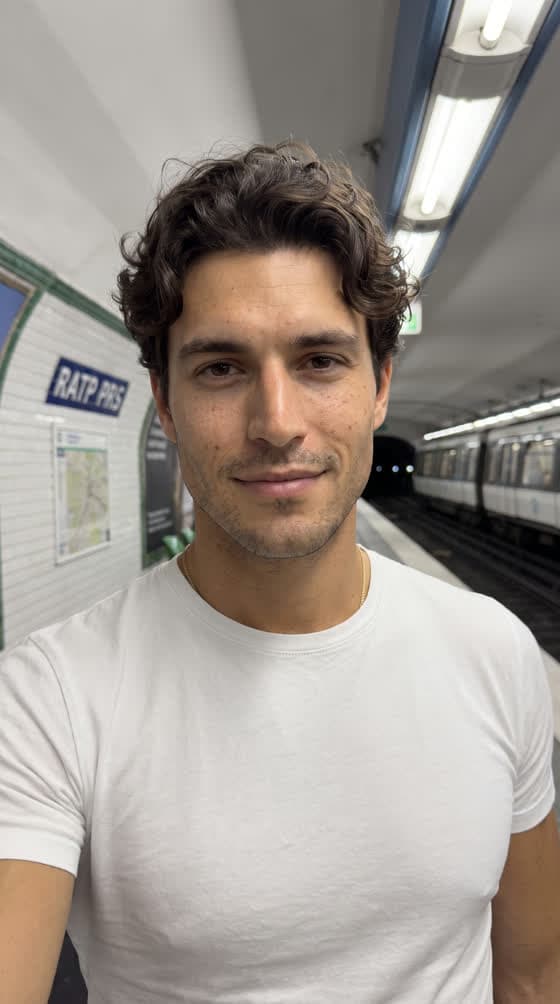 The avatar on a Paris metro platform