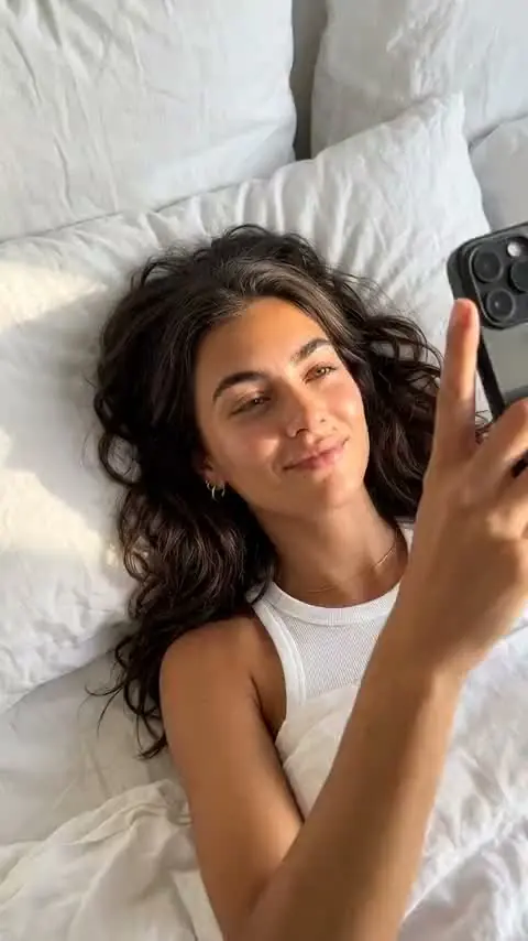 Selfie au réveil, téléphone à la main